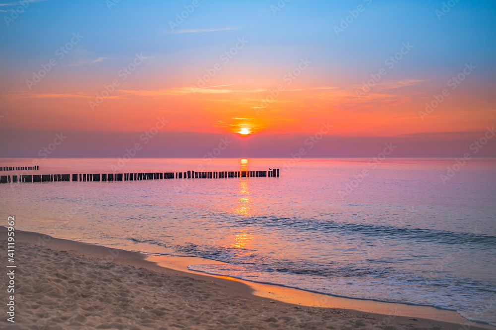 Sonnenuntergang am Meer im Ostseebad Kühlungsborn an der Ostsee, Mecklenburg-Vorpommern, Deutschland