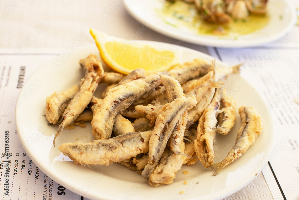 Restaurante de comida típica andaluza con platos de pescado frito en la Costa del Sol en España Restaurante de comida típica andaluza con platos de pescado frito en la Costa del Sol en España