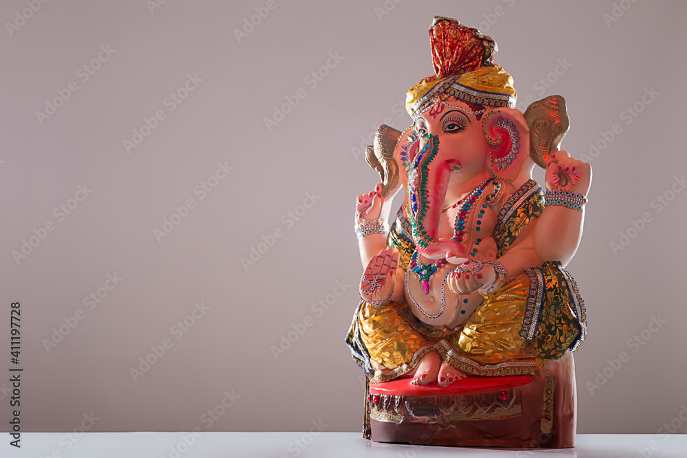 ganesh idol on white background	 - obrazy, fototapety, plakaty 