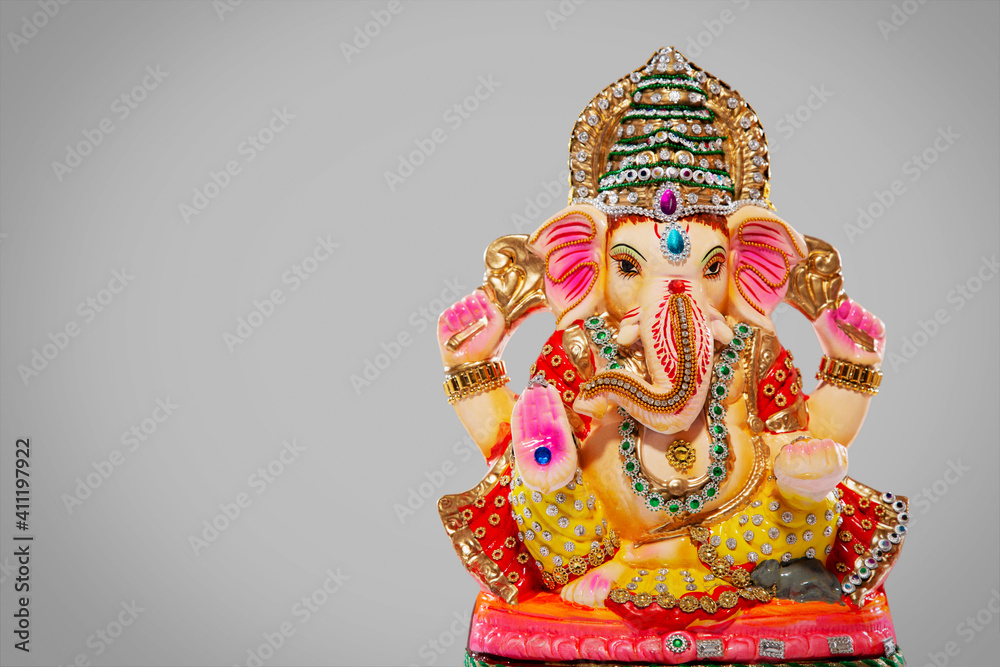 Fototapeta premium ganesh idol on white background 