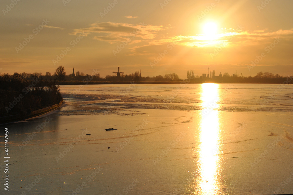 Naklejka premium skating ice on the lake in the sunset late afternoon