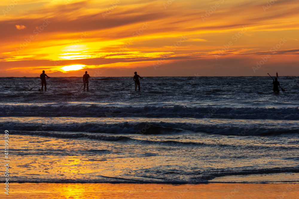 Kite Surfer beim Sonnenuntergang Kite Surfer beim Sonnenuntergang