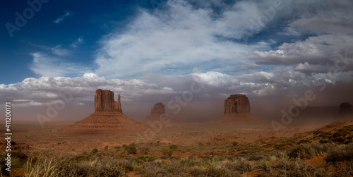 Sandsturm im Monument Valley  welches von den Navajo Indianern verwaltet wird und eine bekannte Filmkulisse f  r diverse Western ist.