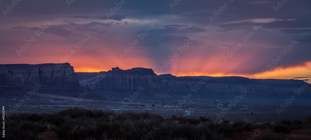 Sonnenuntergang nahe dem Monument Valley, welches an der südlichen Grenze des US-Bundesstaates Utah sowie im Norden Arizonas liegt.