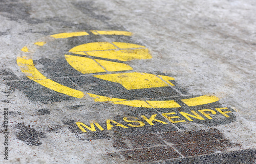 Aufschrift mit Maskenpflicht in Hamburg im Winter