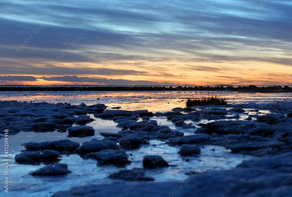 Obraz premium Abenddämmerung am nordfriesischen Wattenmeer im Winter bei Dagebüll
