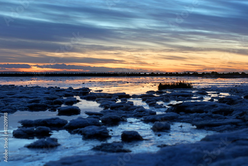 Abenddämmerung am nordfriesischen Wattenmeer im Winter bei Dagebüll