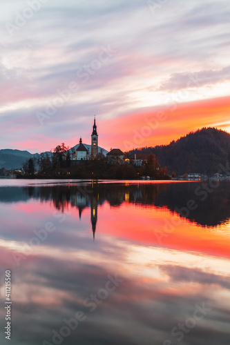 Fototapeta Naklejka Na Ścianę i Meble -  Cozy sunrise on Lake Bled against the backdrop of the castle in the Julian Alps in the Tirglav National Park