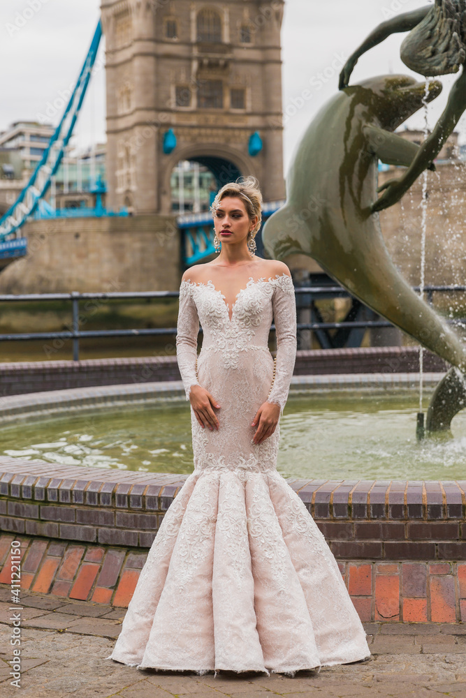 bride in ivory dress, background Tower Bridge, Girl with a Dolphin Fountain
