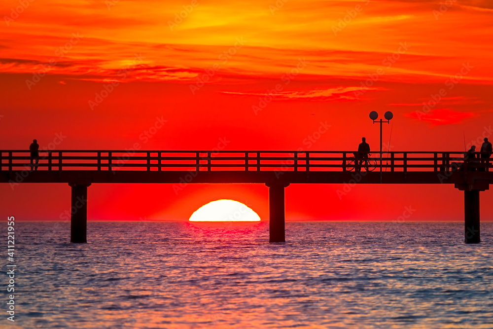 Fototapeta premium Sonnenuntergang am Meer im Ostseebad Kühlungsborn an der Ostsee, Mecklenburg-Vorpommern, Deutschland