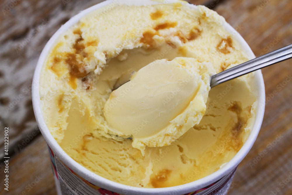 Ice cream with macadamia nuts and caramel, closeup