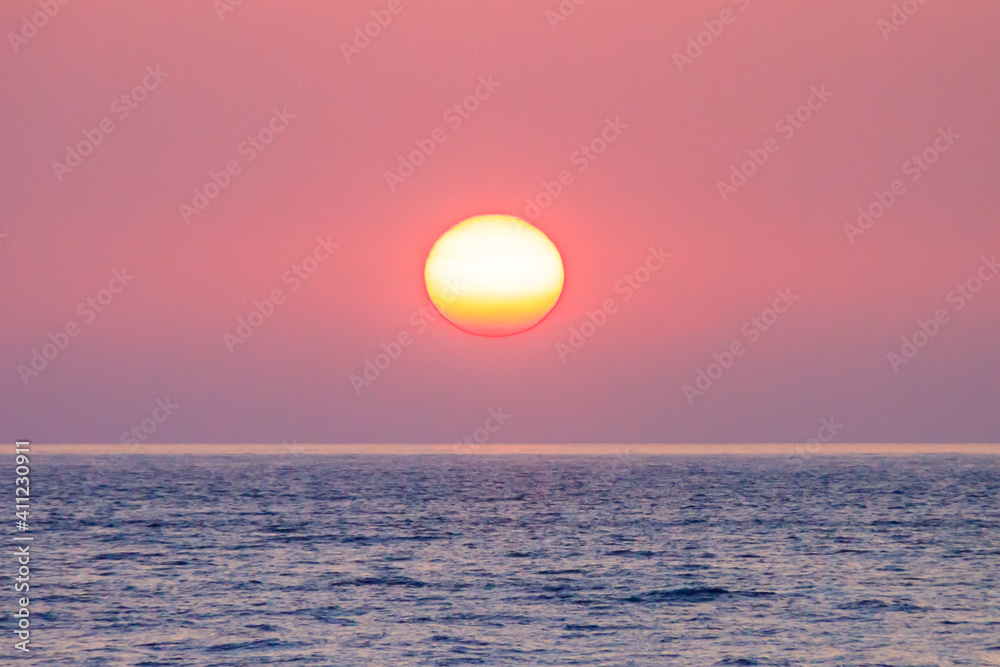 鮮やかな新潟の海の夕陽