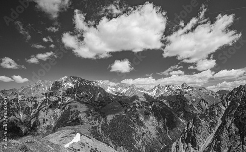 Sommer in der Vorarlberger Alpen, Österreich. Wanderung im großen Walsertal an einem sonnigen Tag mit tollen Wolkenformationen.