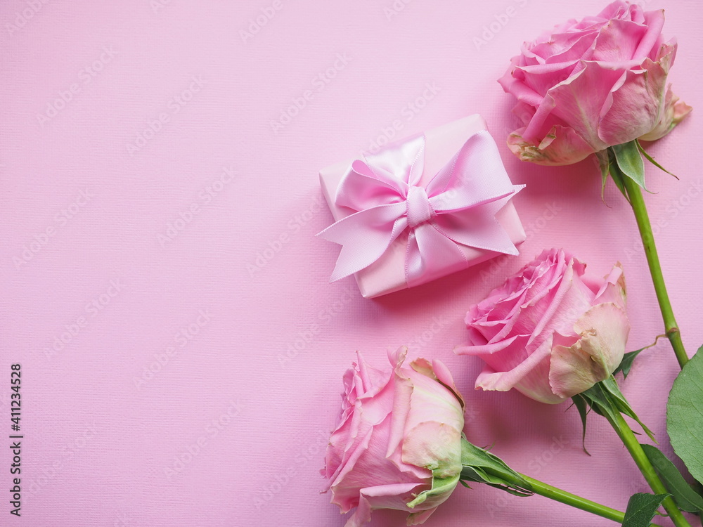 Bouquet of pink roses with gift box