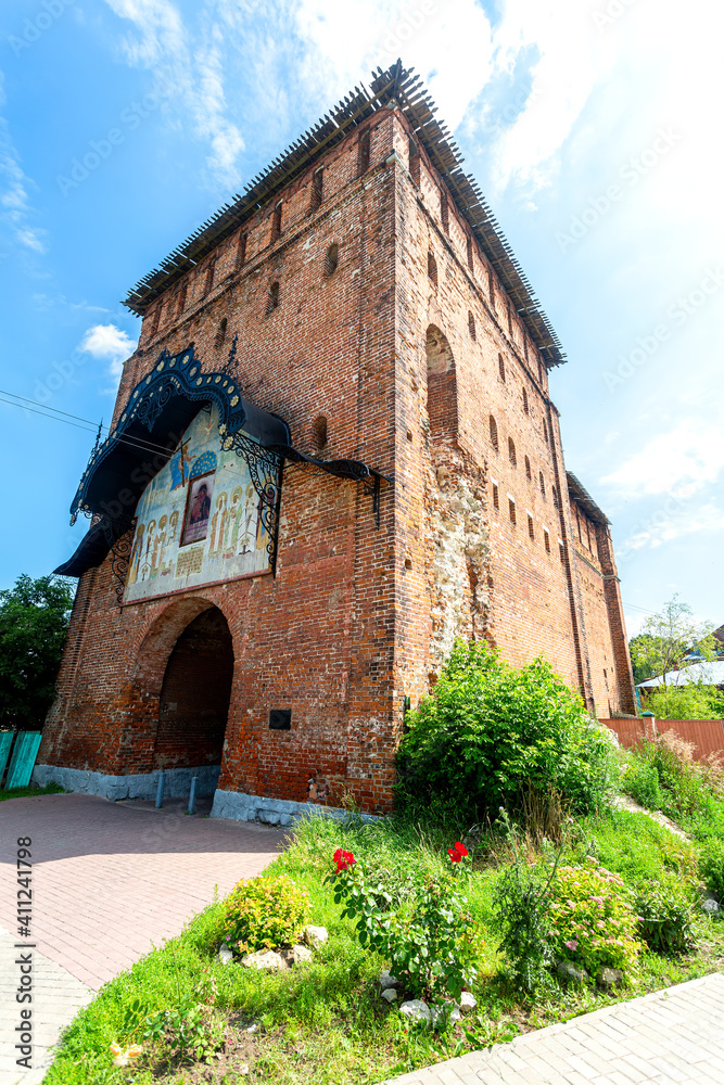 Fototapeta premium Pyatnitsky Gate (Pyatnitskaya Tower) of Kolomna Kremlin, Russia, 1525-1531