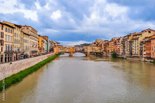 Ponte Vecchio bridge over Arno river in Florence, Italy © Mistervlad