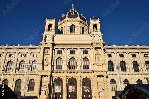 王宮のような建物のウィーン自然史博物館 © LEPANNEAU