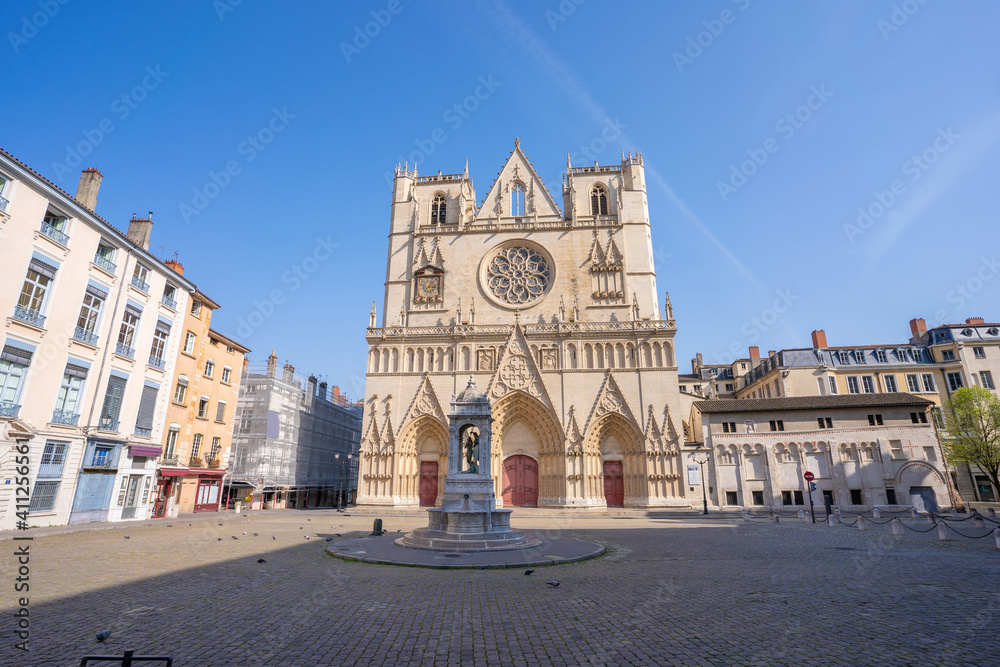 Place Saint-Jean et son église pendant le confinement, mars 2020, Lyon,  France 