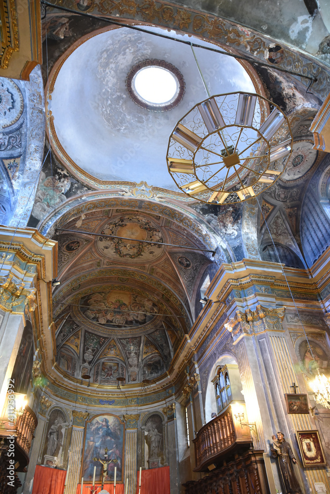 Nef baroque de la cathédrale de Cervione en Corse	