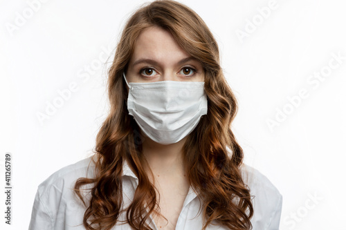 Cuadro en lienzo Serious young woman in a medical mask