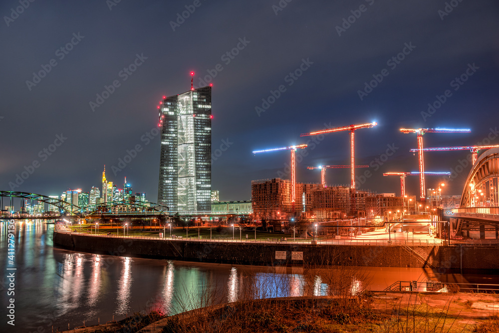 Die Europäische Zentralbank in Frankfurt am Main bei Nacht