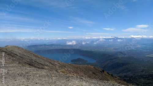 lago de Coatepeque con cielo azul y nubes despampanates