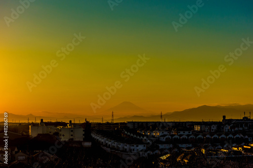 夕焼けの住宅街と富士山