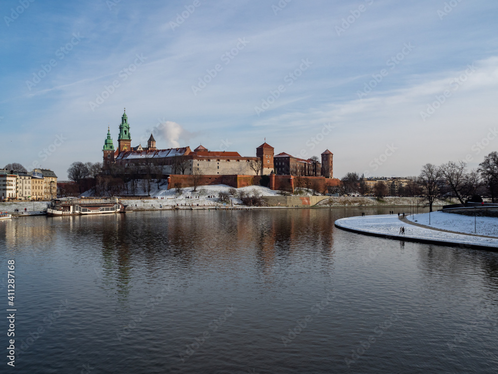 31/01/2021 - Poland/Cracow - view over Vistula River and Wawel Castle, the biggest attraction of Cracow. Winter time