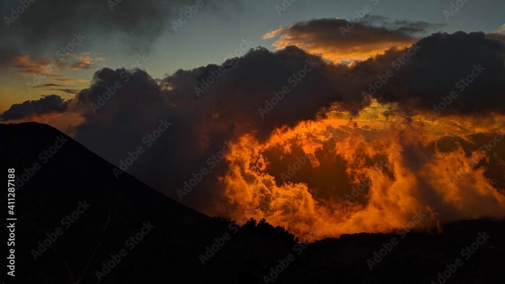 atardecer naranja sobre el volcan de izalco, nubes de fuego, so ardiente