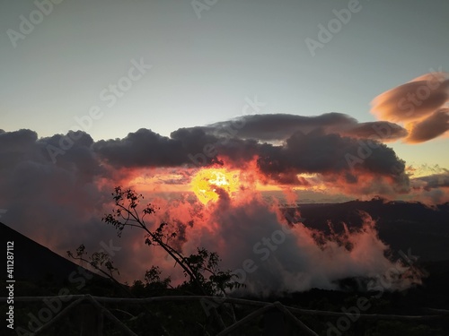 atardecer naranja sobre el volcan de izalco, nubes de fuego, so ardiente