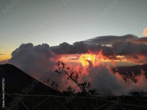 atardecer naranja sobre el volcan de izalco, nubes de fuego, so ardiente