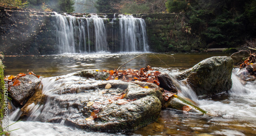 ein idyllischer kleiner Wasserfall mit Steinen