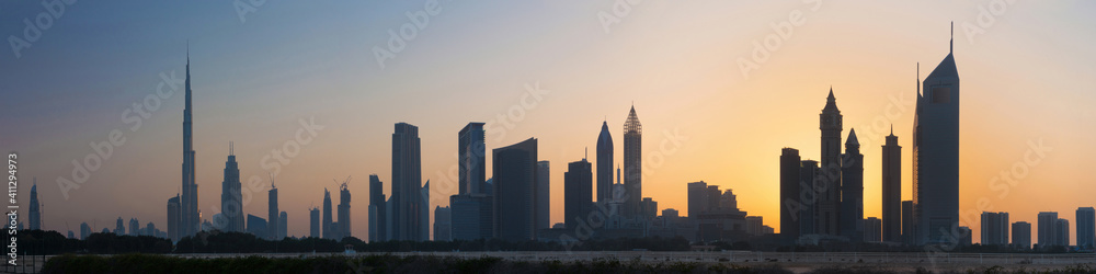 Dubai - The evening silhouette and skyline of Downtown.