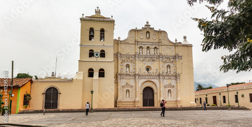 Foto Few tourists taking photos of the Immaculate Conception Cathedral in Honduras