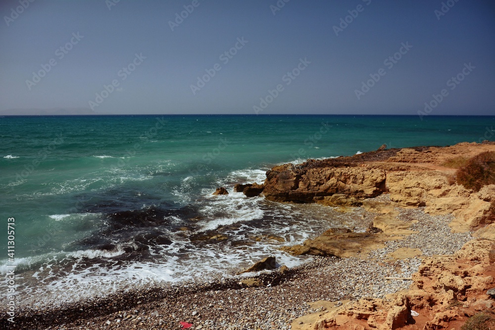 Zjawiskowy, grecki krajobraz, spowity gorącym słońcem i błękitem. Kreta.