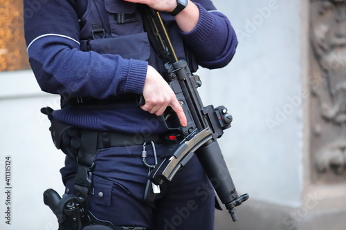 Polizist hält Waffe in der Hand  © Pixelkram