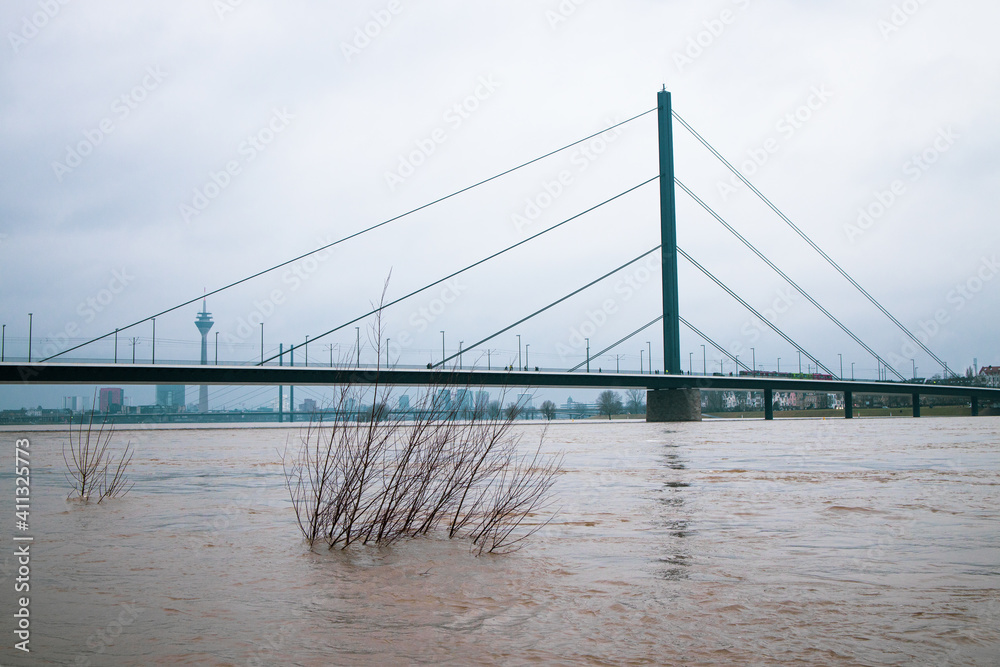 Oberkasseler Brücke Überflutung Oberkasseler Brücke Überflutung