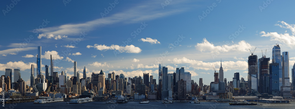 Obraz premium The New York Manhattan skyline and the hudson river as seen from weehawken new jersey on a winter day
