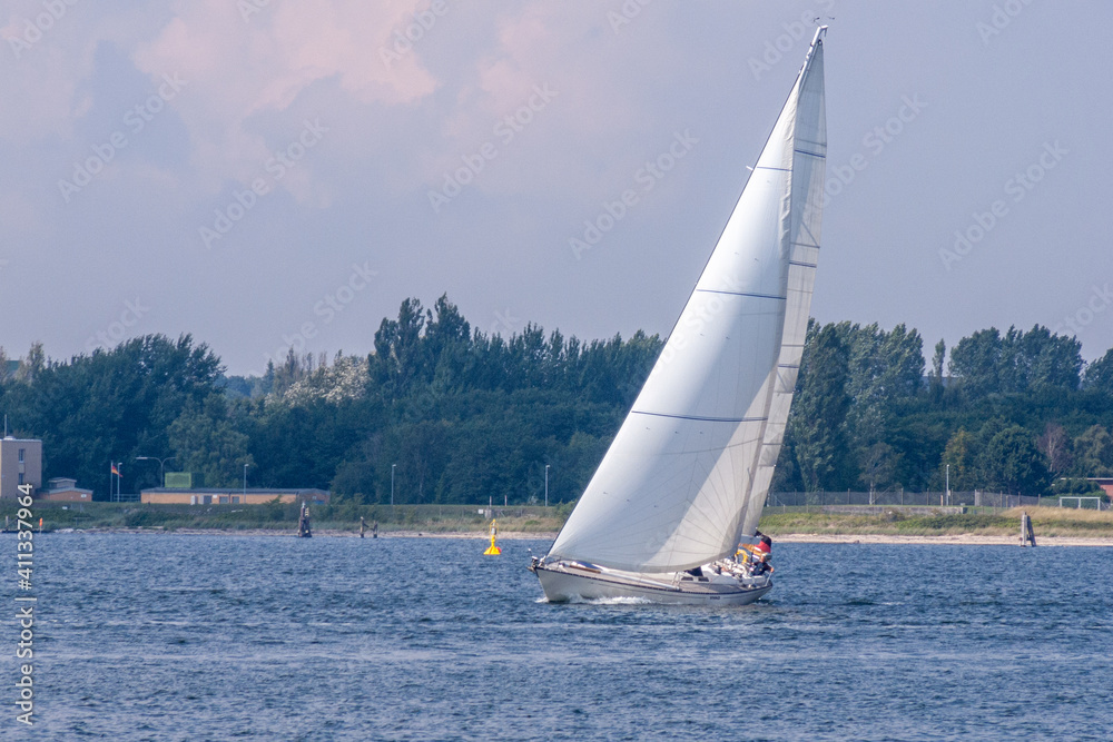 Obraz premium Segelboot unter vollen Segeln