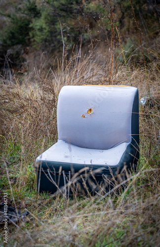 Foto polluting waste dumped in the field, sofas, plastics, etc.