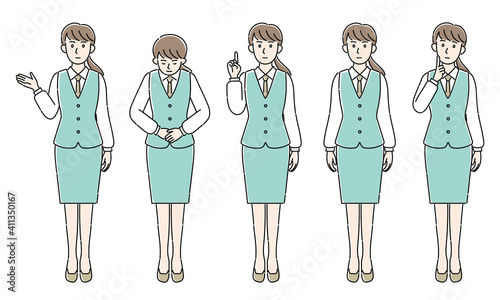 真剣な顔で制服で応対する女性スタッフ