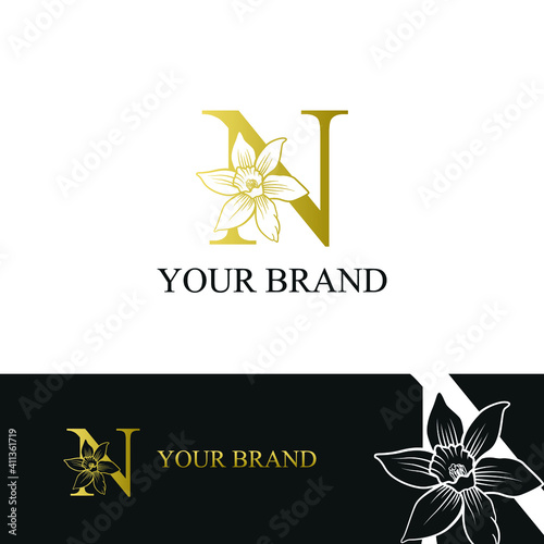 Golden Luxury Initial letter N with March Daffodils narcissus flower for cosmetic, Jewelry, boutique, hotel logo concept vector