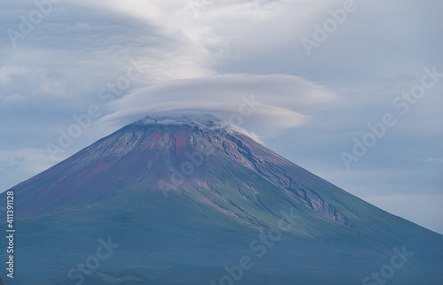 山頂に雲がかかった富士山（無冠雪） © rai