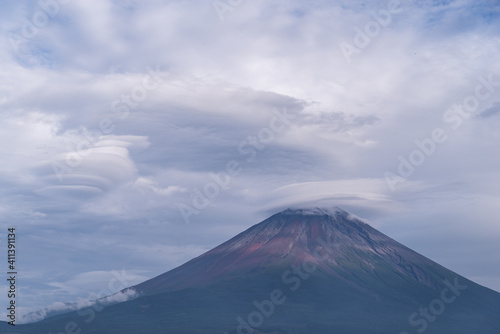 山頂に雲がかかった富士山（無冠雪）