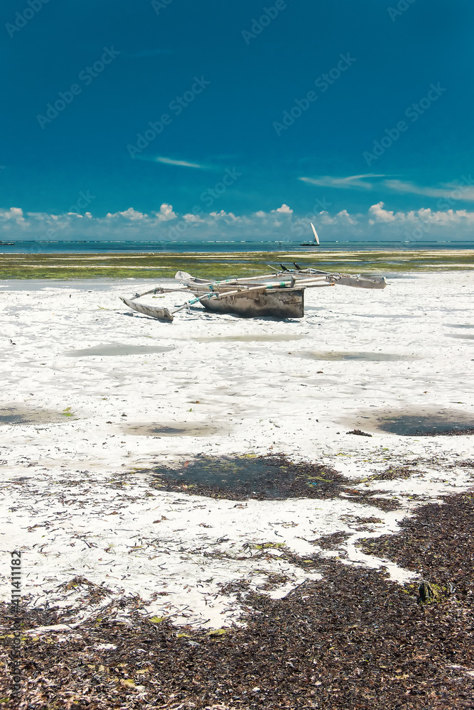 Φωτογραφία Old wooden fishing boat in the Indian ocean off the coast of Zanzibar