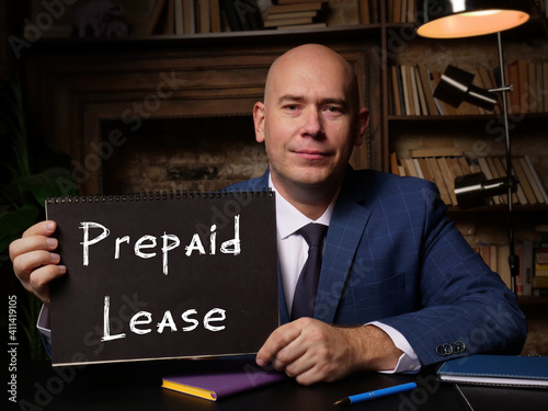 фотографія Hand holding a blank piece of paper with inscription Prepaid Lease
