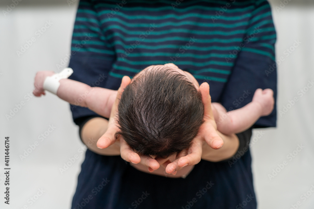 Head of a baby being held by its mother_02 Head of a baby being held by its mother_02