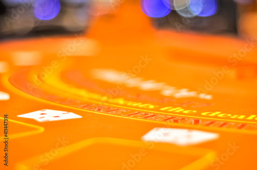 Vue d'un tapis de jeu de poker en gros plan avec flou de lumières.
