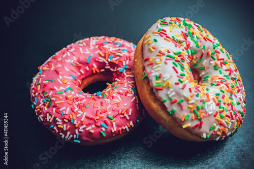 Foto Fresh, tasty and sweet donuts with different glaze and different fillings on a d
