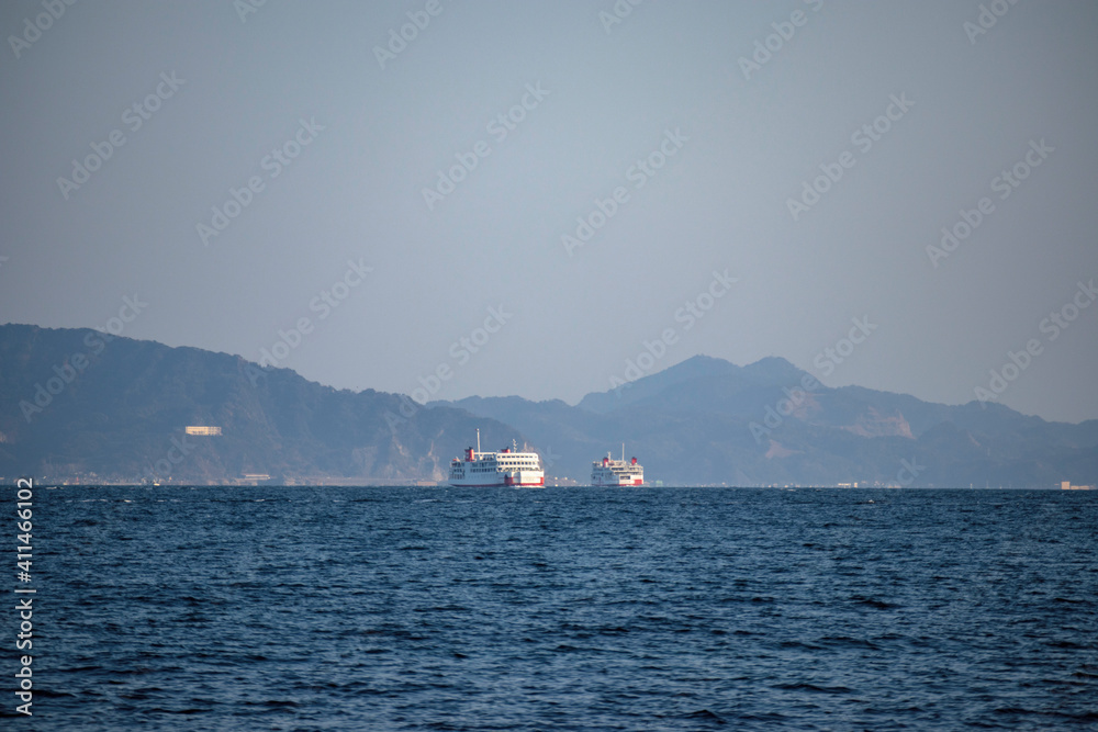 東京湾を行き交う船